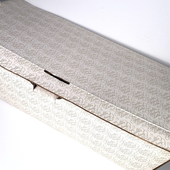 VINTAGE HEIRLOOM DOLLS "ELIZABETH I" DOLL+BOX+STAND - Picture 6 of 8